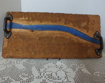 Zeder mit Blue Resin River Serviertablett / Charcuterie Board