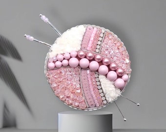 Broche perlée en pelote de laine , cadeau tricot , épingle à tricoter , broche brodée , cadeau pour maman