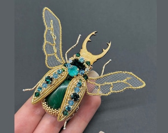 Exclusivo broche de insectos hecho a mano con piedra de malaquita, joyería de escarabajo de oro, broche con cuentas de insectos verdes, joyería de malaquita