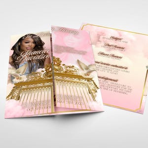 Op de afbeelding: Een herdenkingskaart met een foto van een vrouw, gouden accenten en de woorden "Sunrise" en "Sunset". De kaart is roze en wit met tekst, waaronder de naam "Shanice Davidson".