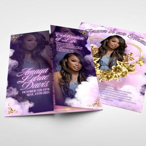 Könnte beinhalten: Ein Satz Gedenkkarten mit einem Porträt einer Frau, vor einem Hintergrund aus lila und rosa Wolken. Die Karten enthalten den Text "Amaya Larae Davis" und "Celebration of Life". Goldene florale Akzente und der Satz "Forever in our Hearts" sind ebenfalls vorhanden.