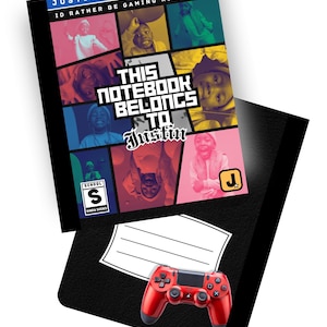 Peut inclure: Un cahier noir avec le texte "JUSTIN'S NOTEBOOK" et "ID RATHER BE GAMING RIGHT NOW". La couverture présente un collage d'images et le texte "THIS NOTEBOOK BELONGS TO Justin". Une manette de jeu rouge repose sur le cahier ouvert.