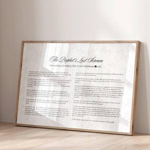 Può includere: Una stampa incorniciata dell'ultimo sermone del Profeta, su sfondo bianco con testo nero e un motivo floreale decorativo. Il testo include le parole "L'ultimo sermone del Profeta" e "Dopo aver lodato e ringraziato Allah, il Profeta Maometto (pace su di lui) disse:"