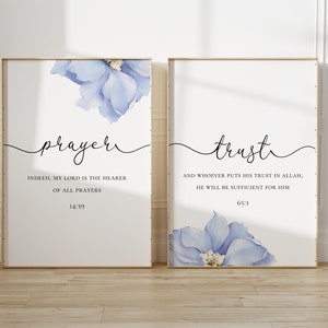 Puede incluir: Dos impresiones artísticas enmarcadas con marcos dorados. La impresión izquierda dice "oración" con texto debajo y un diseño floral azul. La impresión derecha dice "confianza" con texto debajo y un diseño floral azul.