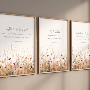 Puede incluir: Tres impresiones enmarcadas con caligrafía islámica y diseños florales. La primera impresión dice "En verdad, en la memoria de Allah, los corazones encuentran paz. Corán 13:28". La segunda impresión dice "Así que recuérdame, te recordaré. Corán 2:152". La tercera impresión dice "Y quienquiera que tema a Allah, Él le hará una salida. Corán 65:2".