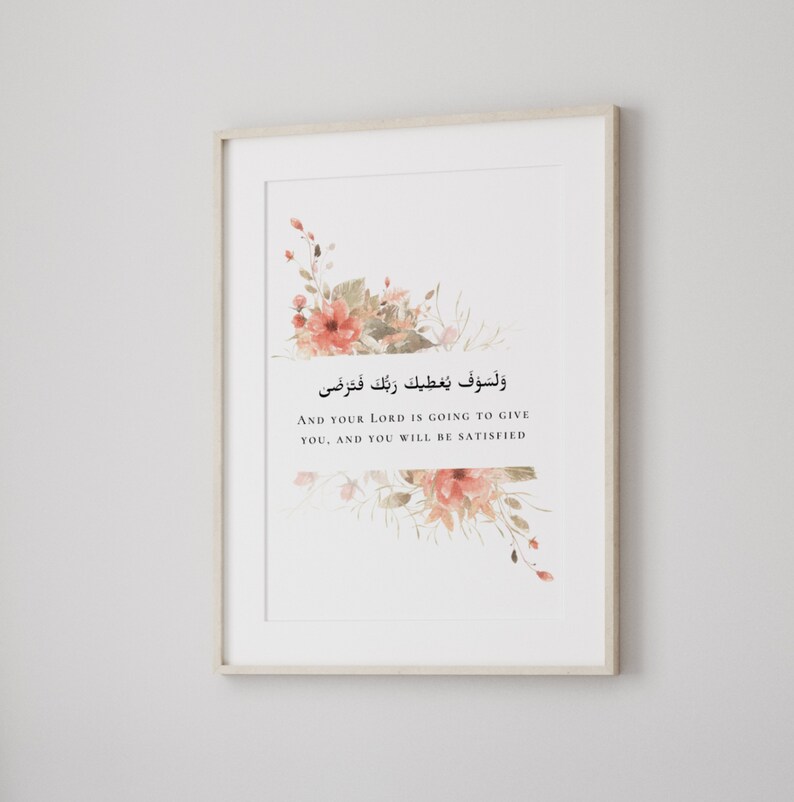 Pu&ograve; includere: Un design di arte da parete stampabile con un arrangiamento floreale ad acquerello con fiori rosa e pesca. Il design include una citazione araba che si traduce in "E il tuo Signore ti dar&agrave;, e sarai soddisfatto."