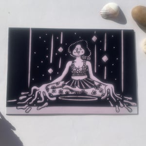 Méditation femme illustration print noir et blanc magie résilience force carte postale décoration d'intérieur