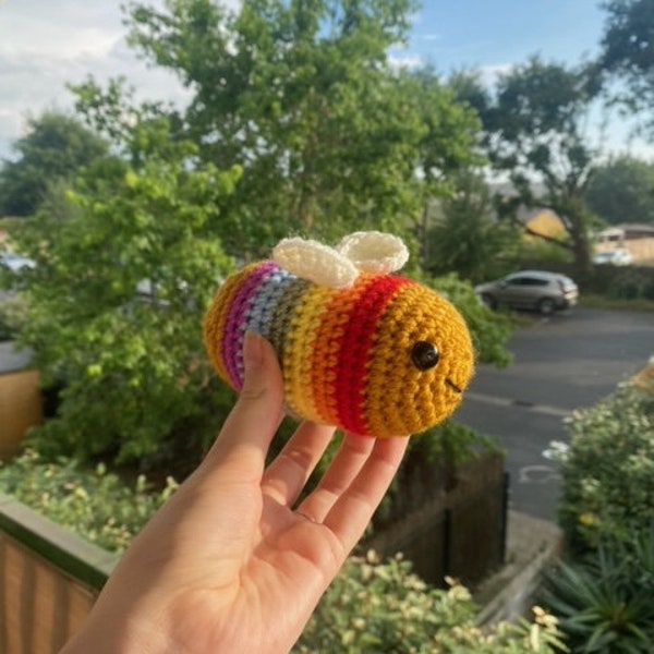 Abeille arc-en-ciel au crochet