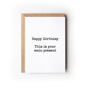 Tarjeta de cumpleaños grosera divertida / feliz cumpleaños. Este es tu regalo principal.