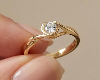 Minimalistyczny złoty pierścionek typu solitaire – pierścionek zaręczynowy z diamentem laboratoryjnym