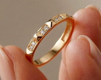 Anillo minimalista apilable con pavé de diamantes en oro macizo