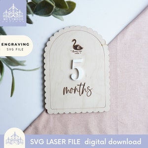 Carte jalon bébé arche festonnée cygne ll Marqueurs d'étape nouveau-nés personnalisables | Fichiers laser SVG pour machine de découpe laser ll