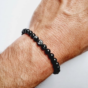 Obsidiaan sneeuwvlokarmband met zwarte onyx en natuurstenen, aanpasbare letter of woord.