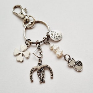 Porte clés et carte porte bonheur fer à cheval chat trèfle main fait main avec amour perle d'eau douce personnalisable