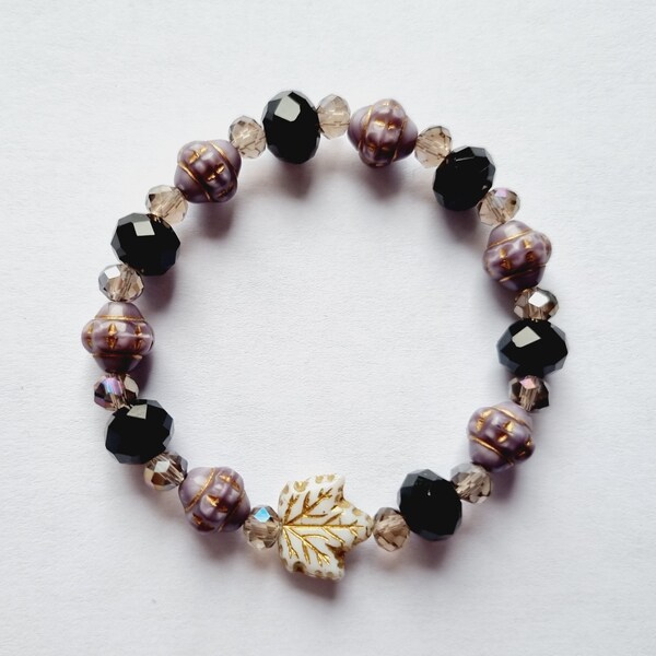 Bracelet feuille érable perles artisanales tchèques mauve violet noir beige élastique idée cadeau femme