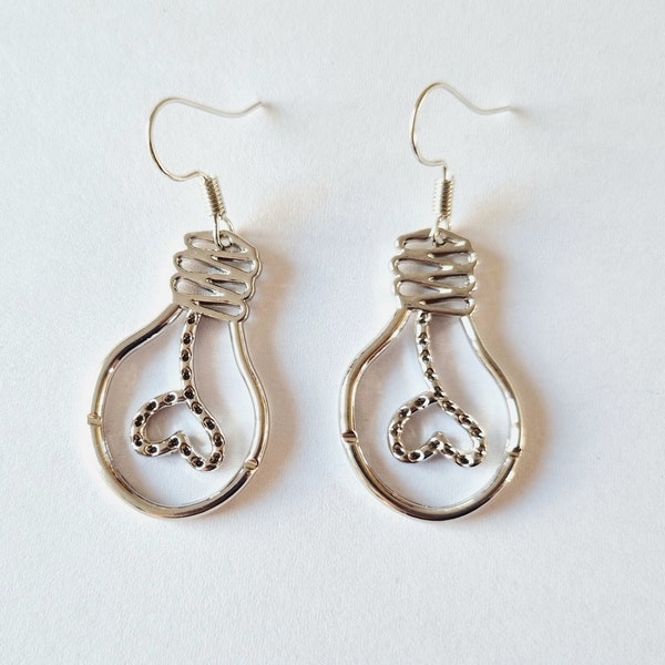 Boucles d'oreilles pendantes en laiton argenté ampoule coeur