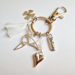 Porte clés colibri en métal argenté pompon blanc ou personnalisable déesse fécondité coeur PMA FIV fertilité