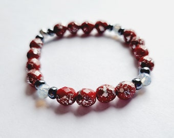 Bracelet rouge perles artisanales tchèques facettes argenté gris élastique idée cadeau femme