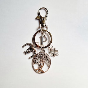 Porte clés lettre personnalisée et carte porte bonheur arbre de vie fer à cheval trèfle argenté idée cadeau homme femme