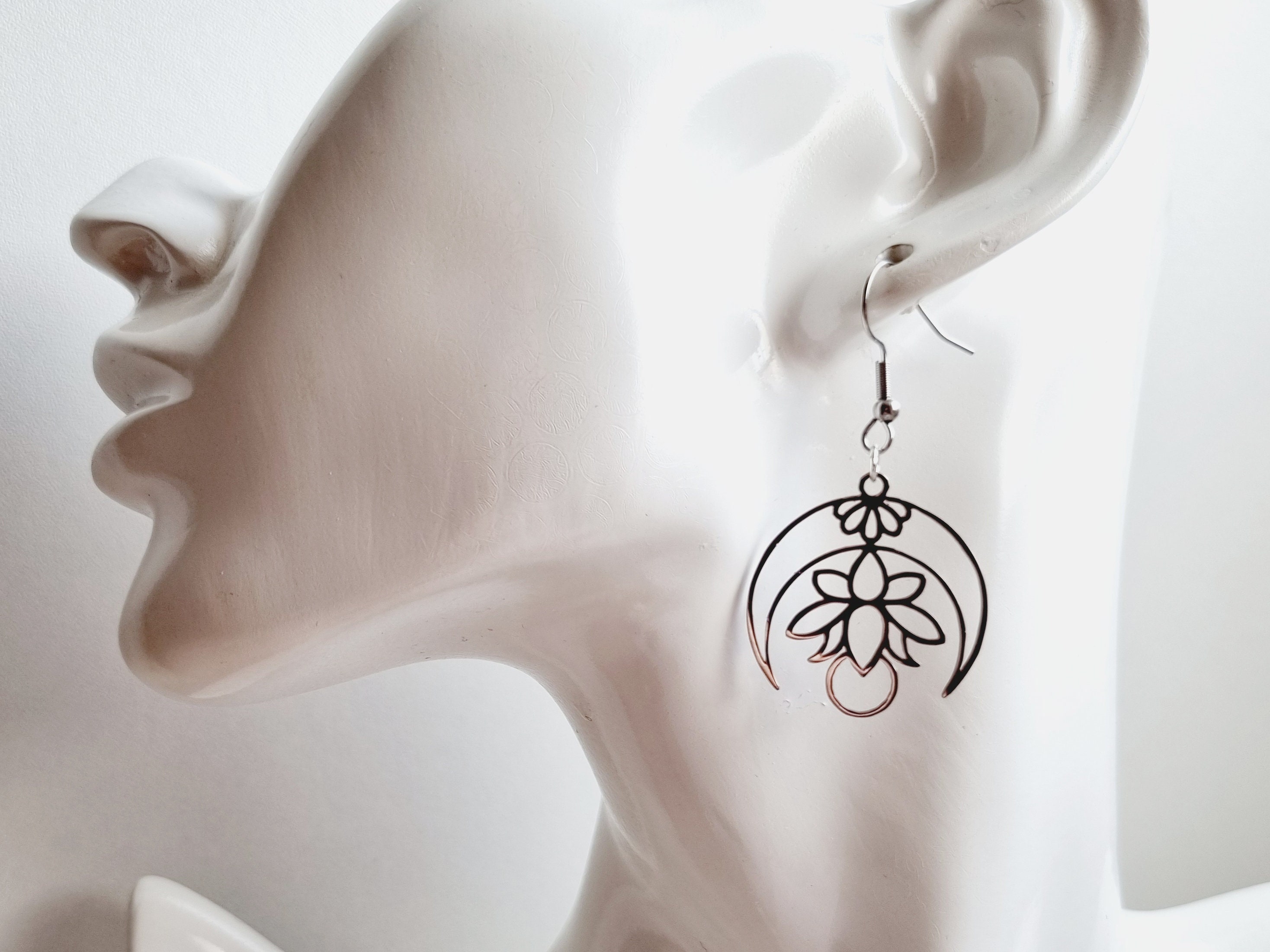 KKJOY Orecchini a pendente di Fiori di Loto Yoga in Acciaio Inox Orecchini con ciondolo di Loto nella Luna Gioielli d'ispirazione per Donne Signore di Charme