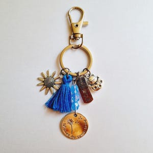 Porte clés et carte porte bonheur MIRACLE chat chinois fleur pompon bleu
