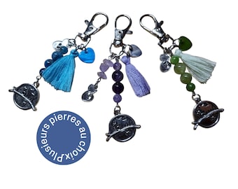 Cat keychain in natural amethyst, apatite, and peridot stones with a purple, blue, and green tassel and a mother-of-pearl heart – a perfect birthday gift for women.