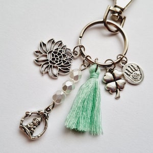 Porte clés et carte porte bonheur Bouddha fleur de lotus trèfle pompon vert d'eau menthe personnalisable