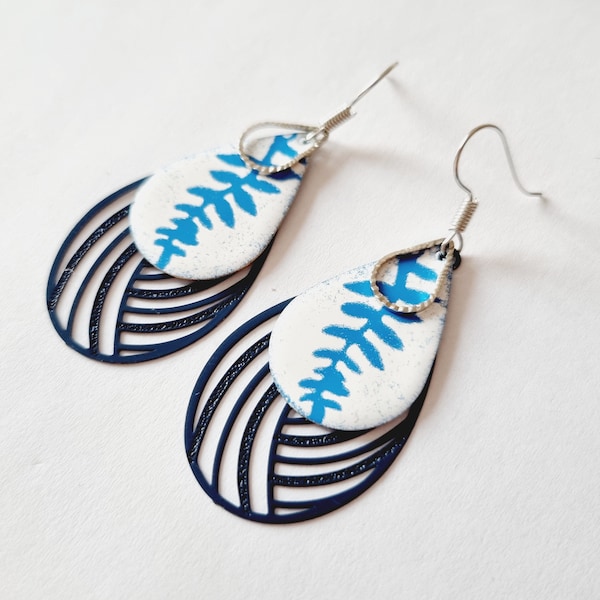 Boucles d'oreilles gouttes feuilles bleu et blanc en acier inoxydable argenté sequin émaillé idée cadeau anniversaire femme