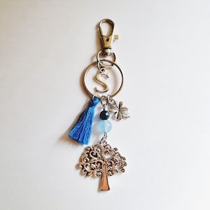 Porte clés lettre personnalisée et carte porte bonheur arbre de vie trèfle argenté pompon blanc rose rouge bleu ou vert idée cadeau femme