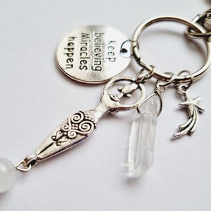 Porte clés et carte porte bonheur fertilité déesse spirale miracle quartz transparent et rose pale idée cadeau pma fécondité fiv