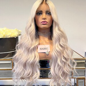 MILANA 14-28 "xs / s / m / large, HINTERLASSEN Sie eine Notiz mit Ihrer Größe an der Kasse. Platinblond mit brauner Wurzel, Echthaar 13x6 Lace Front Perücke