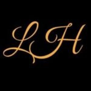 Könnte beinhalten: Ein goldfarbener Anhänger aus Metall mit den Buchstaben "LH" in kursiver Schrift.