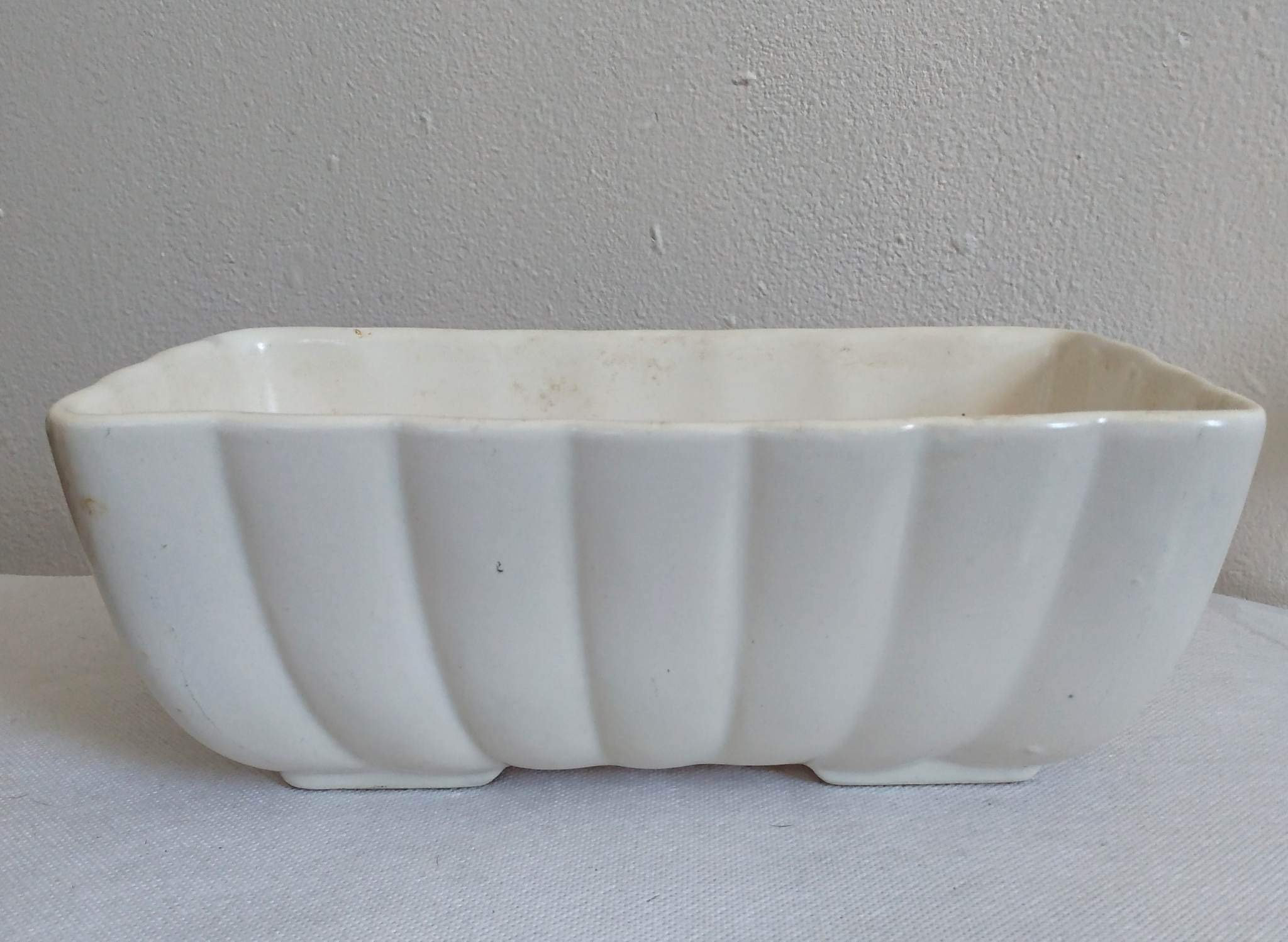 Hull Pottery（ハル・ポタリー）製 ヴィンテージの植木鉢 1950s Hull pottery footed planter - Etsy 日本