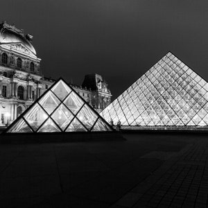 Printable - Black and White nightly shot of the Louvre museum pyramids in Paris (France) - Instant Download Photo