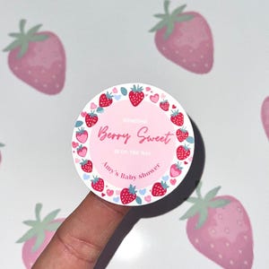 Quelqu'un de Berry Sweet est en route – Stickers sur le thème des fraises | Étiquettes d'anniversaire et de baby shower sucrées baies