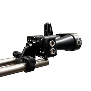 Może przedstawiać: Czarny obiektyw aparatu z mocowaniem ze srebrnego metalu przymocowanym do srebrnego metalowego systemu szyny. Obiektyw ma czarny gumowy uchwyt i czarną metalową obudowę. Obiektyw jest zamontowany na srebrnym metalowym systemie szyny z czarną metalową klamrą.