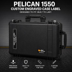 Può includere: Una valigia nera Pelican 1550 con maniglia e chiusure. La valigia ha un'etichetta che recita "1550 CASE LABEL" e il testo "CUSTOM ENGRAVED CASE LABEL" è sopra. La valigia è progettata per adattarsi e durare nel tempo.