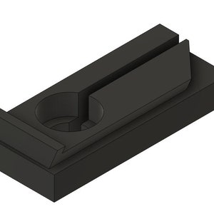 Könnte beinhalten: Schwarze T-Nut aus Kunststoff mit einem Gewindeloch und einem Schlitz für einen T-Nuss-Schraubendreher.