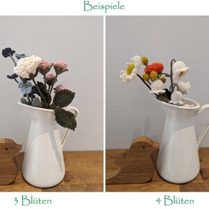 Op de afbeelding: Twee witte keramische kannen met gehaakte bloemen. De kan links heeft drie bloemen in tinten roze, wit en blauw. De kan rechts heeft vier witte bloemen met oranje en gele accenten. De tekst "Beispiele" staat bovenaan de afbeelding. De tekst "3 Bl&uuml;ten" staat onder de linker kan en de tekst "4 Bl&uuml;ten" staat onder de rechter kan.