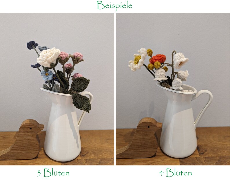 Op de afbeelding: Twee witte keramische kannen met gehaakte bloemen. De kan links heeft drie bloemen in tinten roze, wit en blauw. De kan rechts heeft vier witte bloemen met oranje en gele accenten. De tekst "Beispiele" staat bovenaan de afbeelding. De tekst "3 Bl&uuml;ten" staat onder de linker kan en de tekst "4 Bl&uuml;ten" staat onder de rechter kan.