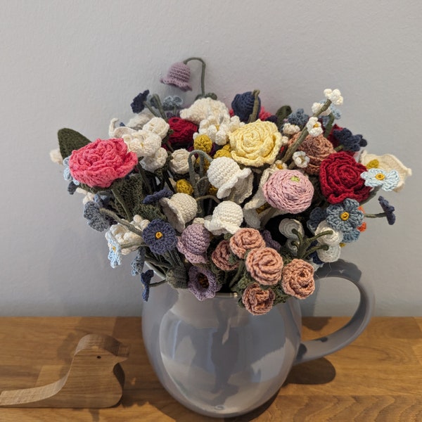 Mix & Match Blumenstrauß aus gehäkelten Blüten