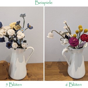 Op de afbeelding: Twee witte keramische kannen met gehaakte bloemen. De kan links heeft 5 bloemen in tinten blauw, wit en geel. De kan rechts heeft 6 bloemen in tinten wit, roze, rood en geel. De tekst "Beispiele" staat bovenaan de afbeelding. De tekst "5 Bl&uuml;ten" staat onder de linker kan. De tekst "6 Bl&uuml;ten" staat onder de rechter kan.