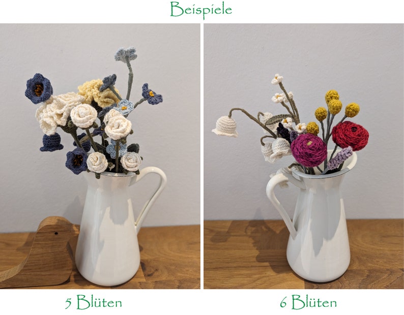Op de afbeelding: Twee witte keramische kannen met gehaakte bloemen. De kan links heeft 5 bloemen in tinten blauw, wit en geel. De kan rechts heeft 6 bloemen in tinten wit, roze, rood en geel. De tekst "Beispiele" staat bovenaan de afbeelding. De tekst "5 Bl&uuml;ten" staat onder de linker kan. De tekst "6 Bl&uuml;ten" staat onder de rechter kan.