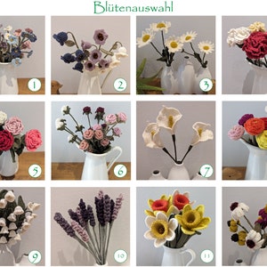 Op de afbeelding: Twaalf gehaakte bloemboeketten in witte keramische vazen. De boeketten bevatten lavendel, lelies, anjers, madeliefjes en andere bloemen. De titel "Bl&uuml;tenauswahl" staat bovenaan de afbeelding.