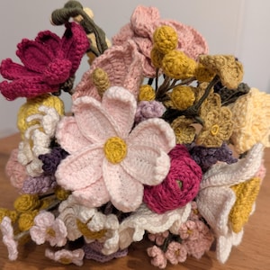 Mix & Match Blumenstrauß aus gehäkelten Blüten afbeelding 1