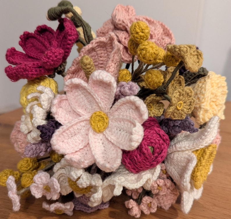 Mix & Match Blumenstrauß aus gehäkelten Blüten afbeelding 1
