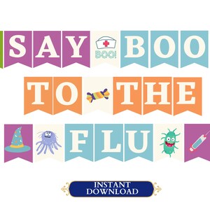 Könnte beinhalten: Ein buntes, druckbares Halloween-Banner mit dem Text "Say Boo to the Flu". Das Banner zeigt Geister, Süßigkeiten, einen Hexenhut, ein Monster, ein Bakterium und eine Spritze.