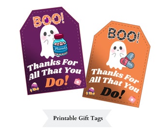 Puede incluir: Dos etiquetas de regalo de Halloween imprimibles con un fantasma sosteniendo una botella de píldoras con el texto "BOO! Thanks For All That You Do!" sobre un fondo morado y naranja.