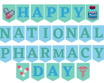 Könnte beinhalten: Ein Banner mit blauen und grünen Wimpeln, auf dem "HAPPY NATIONAL PHARMACY DAY" steht. Das Banner ist mit Bildern von Pillen und einer Apothekenflasche verziert.