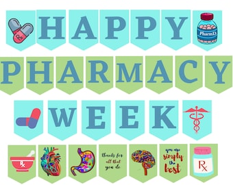 Könnte beinhalten: Ein Banner mit den Worten "Happy Pharmacy Week" in blauen Buchstaben auf hellblauem Hintergrund. Das Banner ist mit Apotheken-bezogenen Bildern verziert, darunter Pillen, Mörser und Stößel, ein Herz, ein Magen, ein Gehirn, ein Caduceus und eine Pillenflasche.